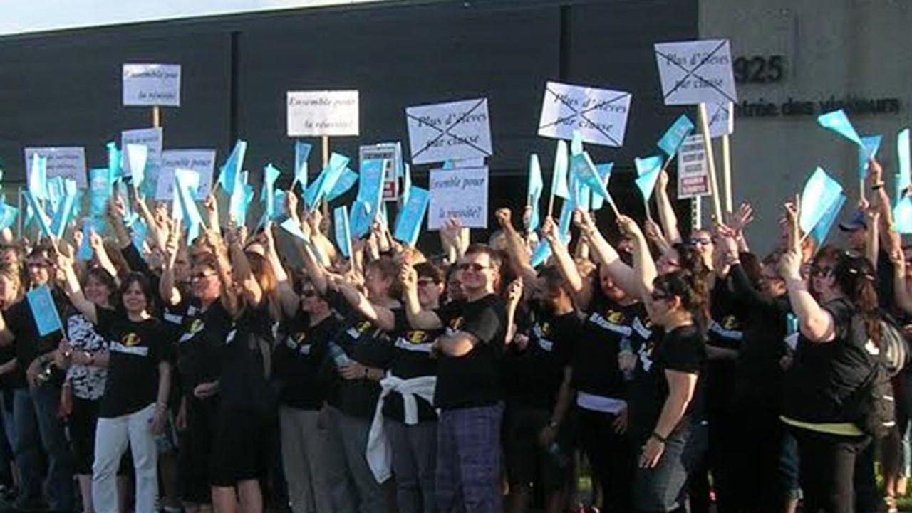 Les enseignants ont manifesté devant les bureaux de la Commission scolaire Beauce-Etchemins en septembre dernier.
