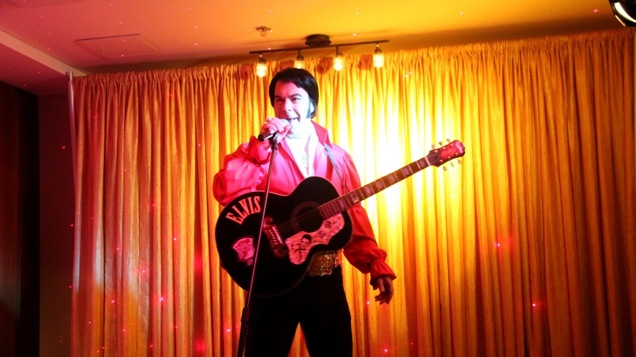 Spectacle d’Elvis au Manoir du Quartier au profit des « Surbookées du Désert »