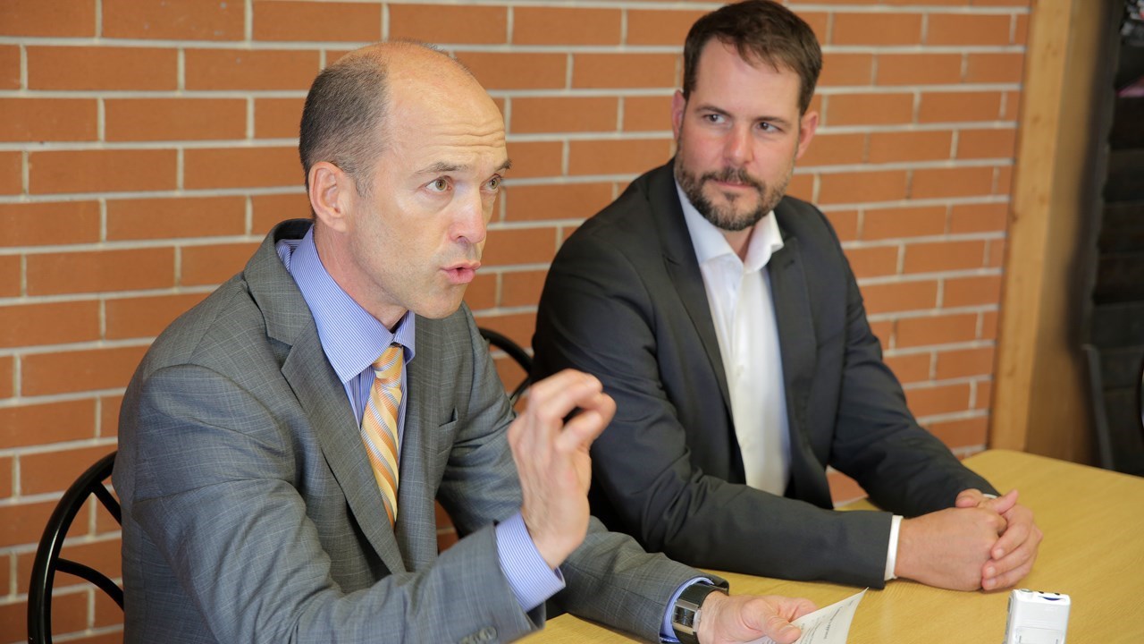 À gauche, Daniel Royer, candidat au NPD en Beauce.