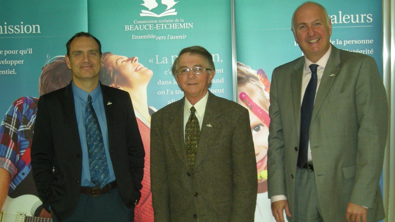 Le directeur du Service des finances, Patrick Beaudoin, le président de la CSBE, Charles-Henri Lecours, et le directeur général de la CSBE Normand Lessard, ont dévoilé les états financiers aujourd'hui.