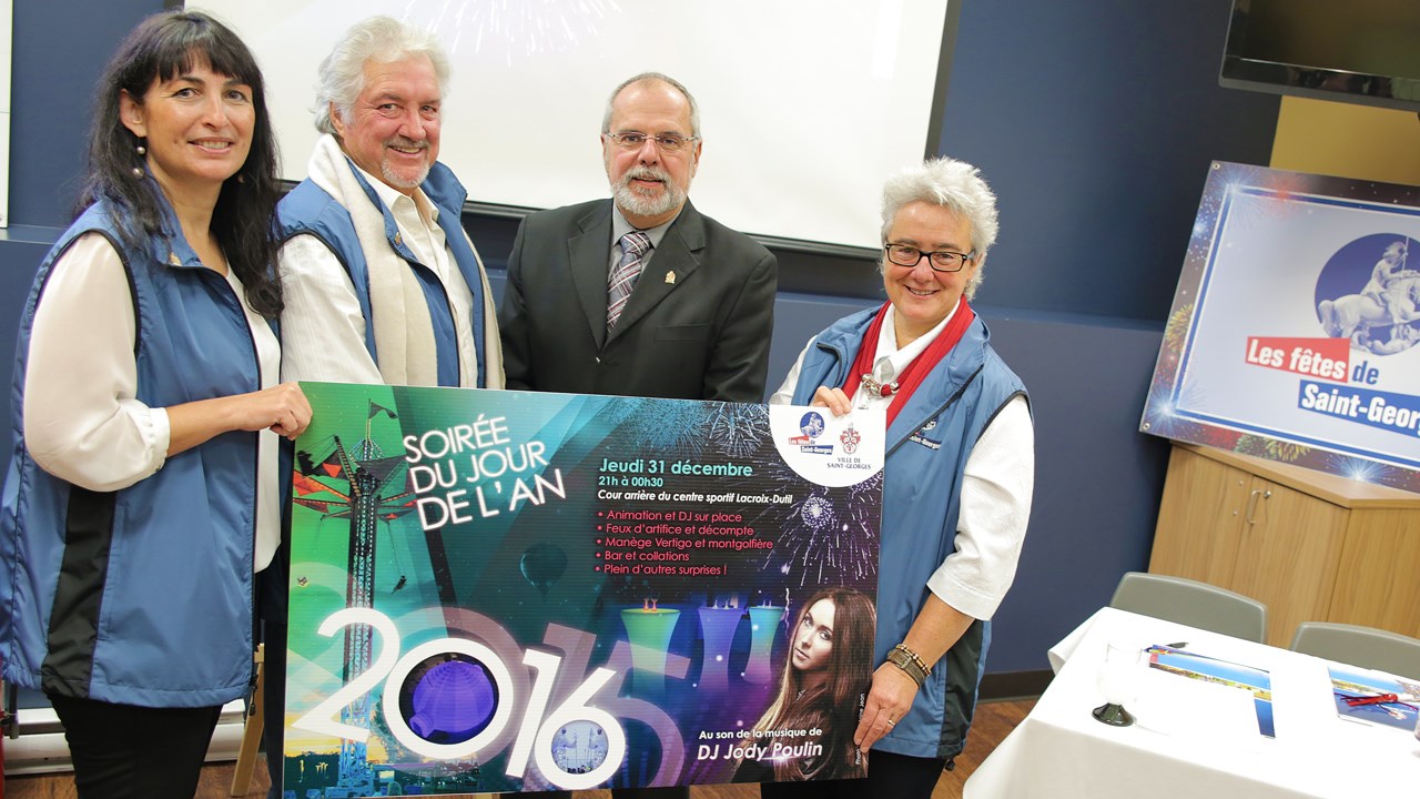 De gauche à droite: Isabelle Lebreton, Serge Thomassin du Comité des fêtes, le maire de Ville de Saint-Georges Claude Morin et la directrice du Service des loisirs et de la culture de Saint-Georges Carole Paquet.