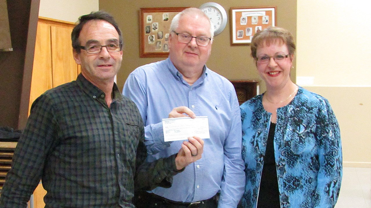 Francis Poulin, président du Conseil de Fabrique de Saint-Prosper et l'abbé Mario Duchesne, curé de Saint-Prosper, en compagnie de Maryse LaRochelle, représentante du Nashville Show 2015. Absent sur la photo: Gilles Larivière, co-responsables du Nashville Show.