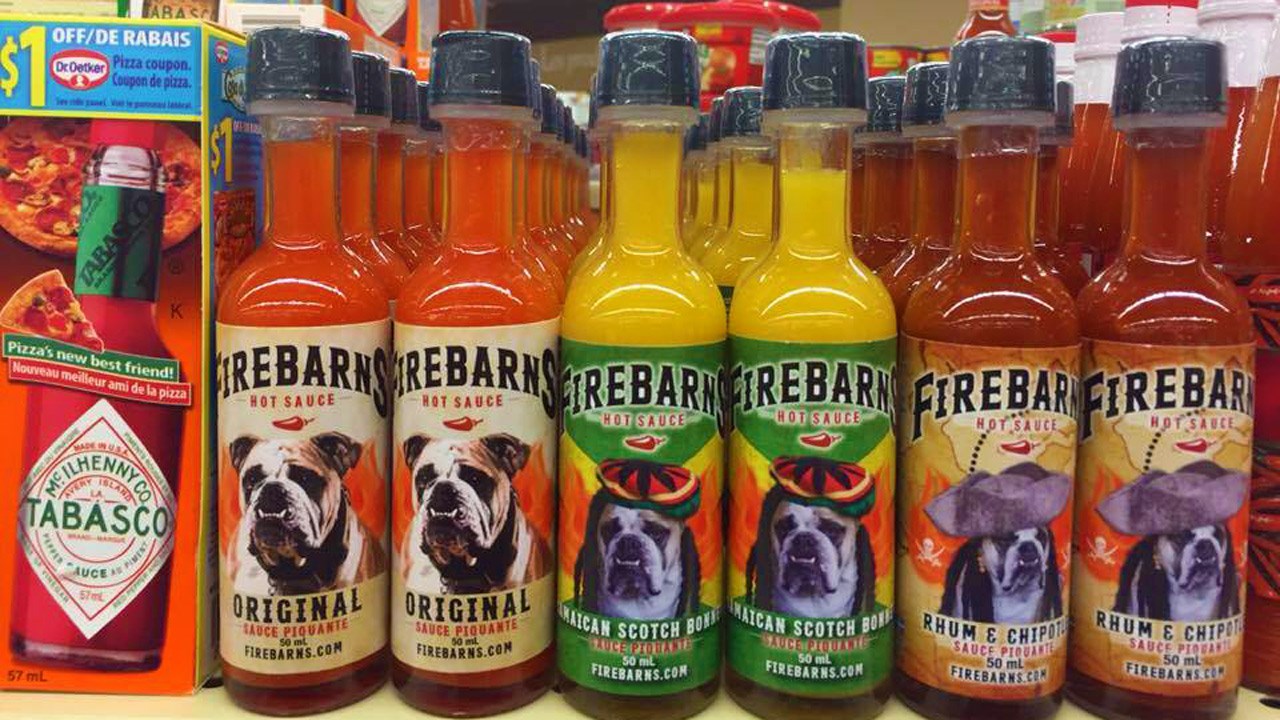 Dans chaque IGA, il est possible de retrouver les sauces Fire Barn’s près de Tabasco.