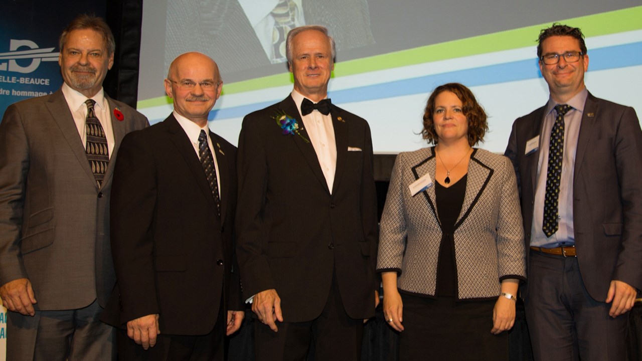 De gauche à droite : André Spénard, député de Beauce-Nord, Richard Lehoux, préfet de la MRC de La Nouvelle-Beauce, Michel Rouleau, nouveau membre intronisé au Club des Bâtisseurs de La Nouvelle-Beauce, Kathleen Giguère, directrice générale du CLD de La Nouvelle-Beauce et André Bonneville, président du CLD de La Nouvelle-Beauce.
