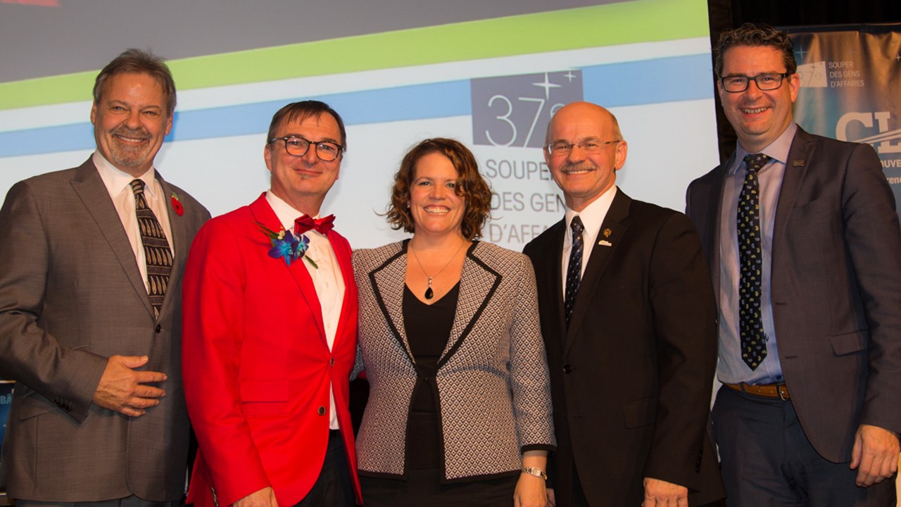 De gauche à droite : André Spénard, député de Beauce-Nord, Louis Veilleux de Métal Bernard, Personnalité d’affaires de l’année en Nouvelle-Beauce, Kathleen Giguère, directrice générale du CLD de La Nouvelle-Beauce, Richard Lehoux, préfet de la MRC de La Nouvelle-Beauce et André Bonneville, président du CLD de La Nouvelle-Beauce.
