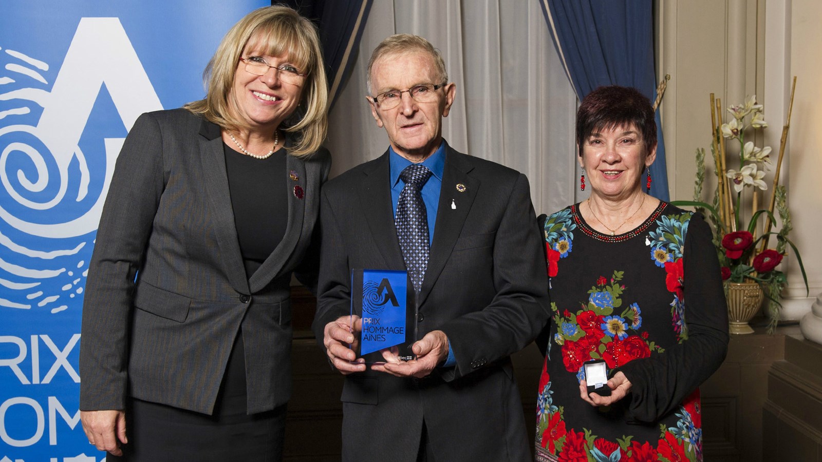 La ministre Francine Charbonneau, le lauréat, Léon-Marie-Jacques et la présidente de la Table de concertation des aînés de Chaudière-Appalaches, Jocelyne Rancourt
