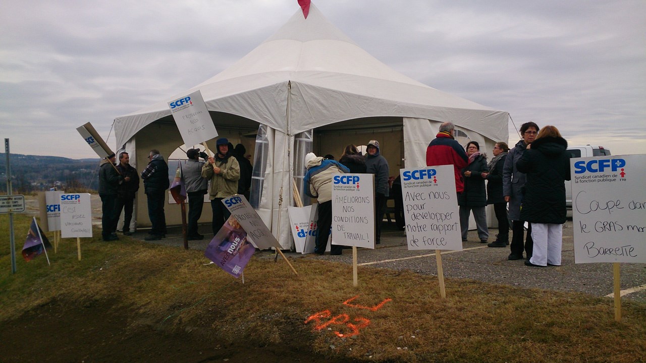 Les travailleurs du CLSC de Beauceville ont commencé à manifester dès 8 h ce matin.