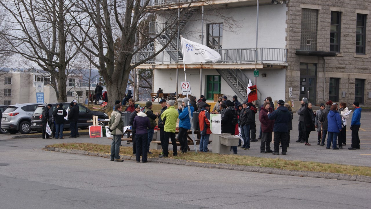 En plus des manifestants présents devant le Cégep Beauce-Appalaches, environ 80 personnes se sont rendues à Québec pour participer à la manifestation du regroupement.