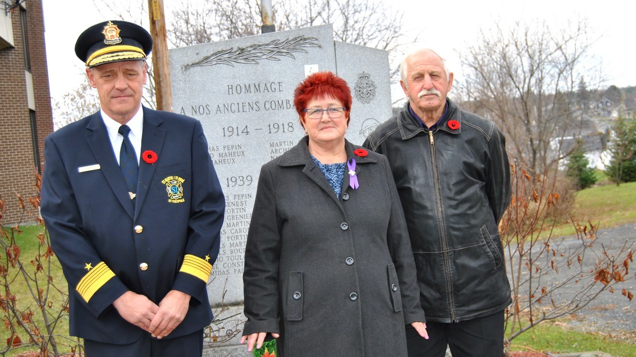 Le maire de Saint-Martin, Jean-Marc Paquet, accompagné par Diane Coulombe Bélanger et Stéphane Maheux, chef-pompier.