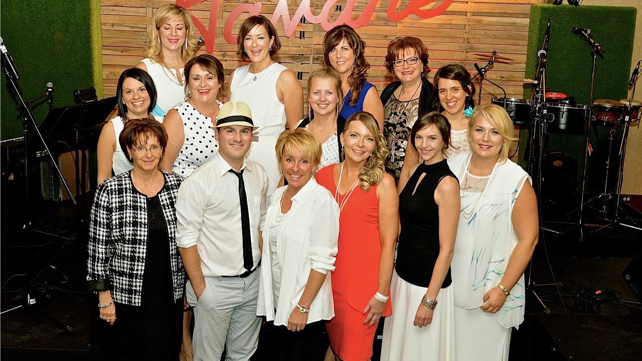 De gauche à droite :
Sonya Cliche (Investissement Québec), Sylvie Labrosse (Sylla évènements), Anne Paquet (Anne Paquet Design), Nicole Jacques (Moisson Beauce), Marie-Claude Gagné (Anne Paquet Design), Hélène Rodrigue (La Fondation Moisson Beauce), Audrey Bernard (Raymond Chabot Grant Thornton), Hélène Fleury (Bénévole), Claire Morissette (La Fondation Moisson Beauce), Marc-André Labbé (WSP Canada), Michelle Dallaire (Moisson Beauce), Nathalie Maheux (Valeurs mobilières Desjardins), Isabelle Giasson (Caisse Desjardins des Etchemins), Magali Veilleux (Centre Desjardins aux Entreprises).
Absente sur la photo : Louiselle Jacques (Caisse Desjardins Sud de la Beauce), Christine Thabet (Boa-Franc).
