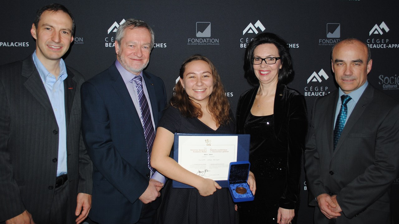 Au centre, la récipiendaire de la bourse du Mérite scolaire, Charlotte Lemieux-Bourque. Elle est entourée, de gauche à droite, de Marco Gagné, conseil d’administration du Cégep, Mario Landry, DG du Cégep, Rachel Aubé, directrice des études, et Bruno Gilbert, enseignant en sciences de la nature.
