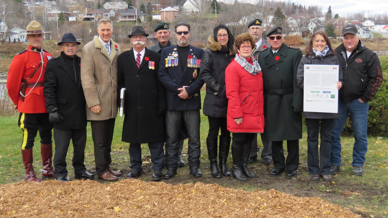 Lors de la célébration du jour du Souvenir le 8 novembre dernier, les différents dignitaires et militaires présents au parc Mathieu se sont joints à la Société d’horticulture et d’écologie de Beauceville pour immortaliser le tout.
