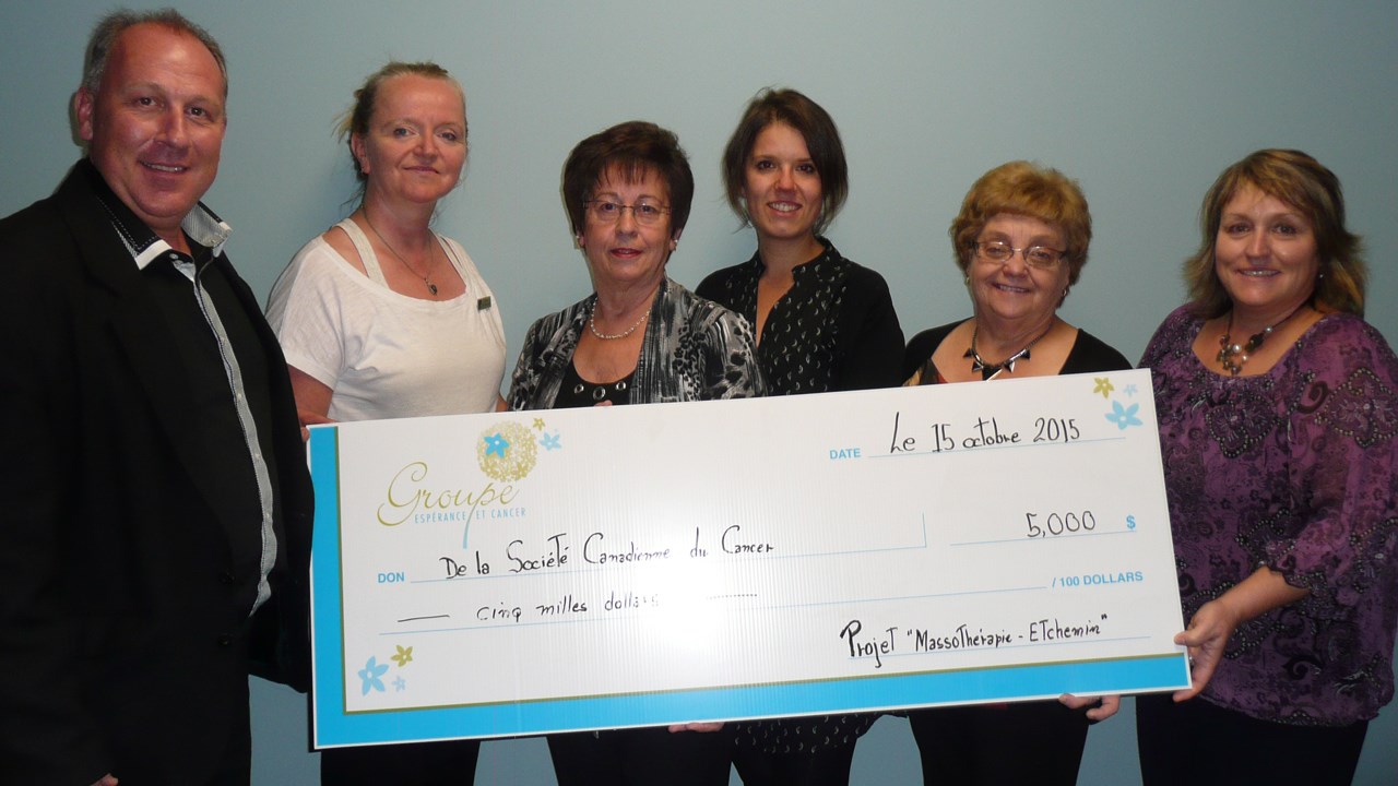 Sur la photo : André Longchamps - Président bénévole du Relais pour la vie de la SCC à Saint-Georges, Nicole Turcotte - Massothérapeute, Mme Juliette Fortin – vice-présidente du conseil d’administration du Groupe Espérance et Cancer, Cassandre Warren - Agente de développement à la SCC, Monique Breton - Coordonnatrice bénévole de la Campagne de la jonquille de la SCC dans la région de Saint-Georges et Lyse Perron - Coordonnatrice, opérations et services du Groupe Espérance et Cancer.