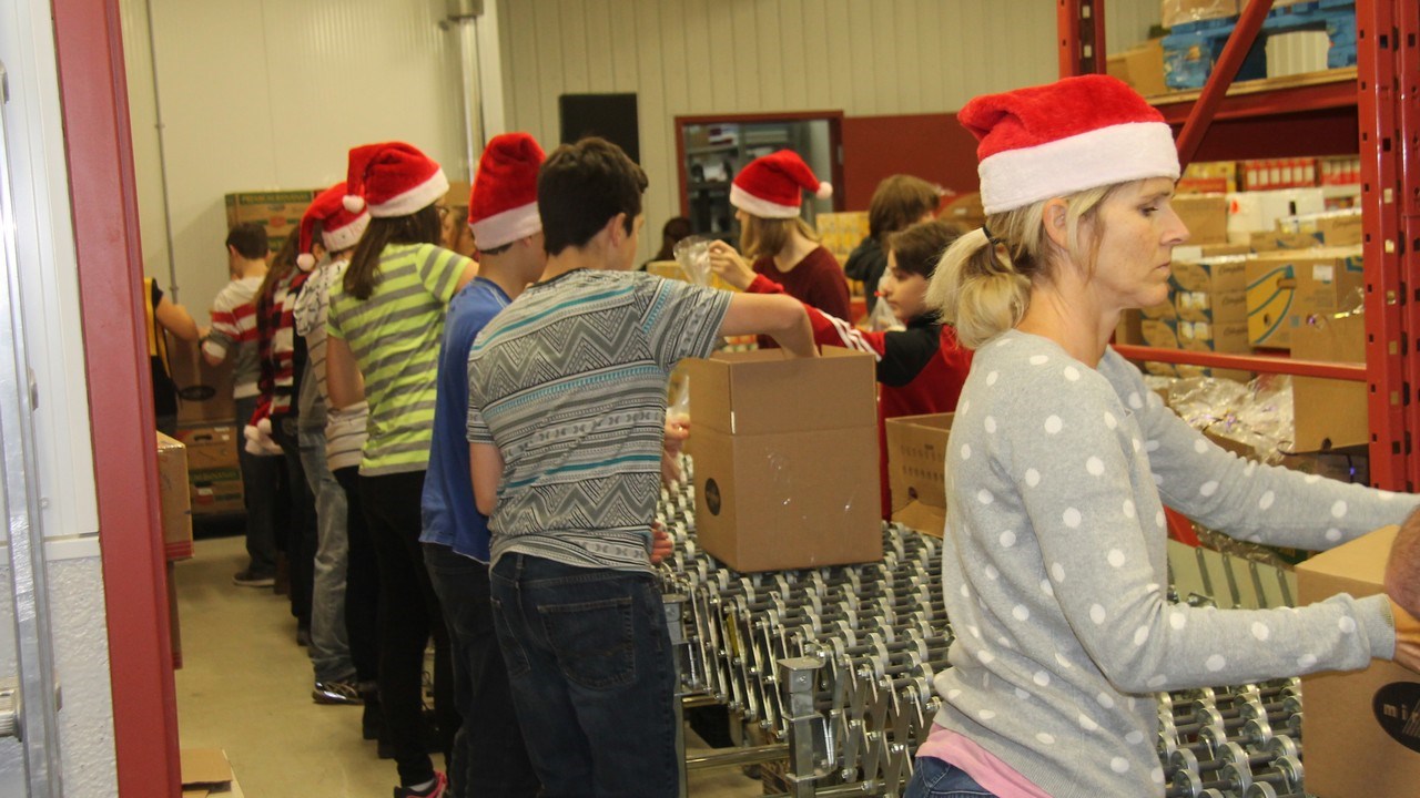 Confection de 2300 paniers de Noël par Moisson Beauce