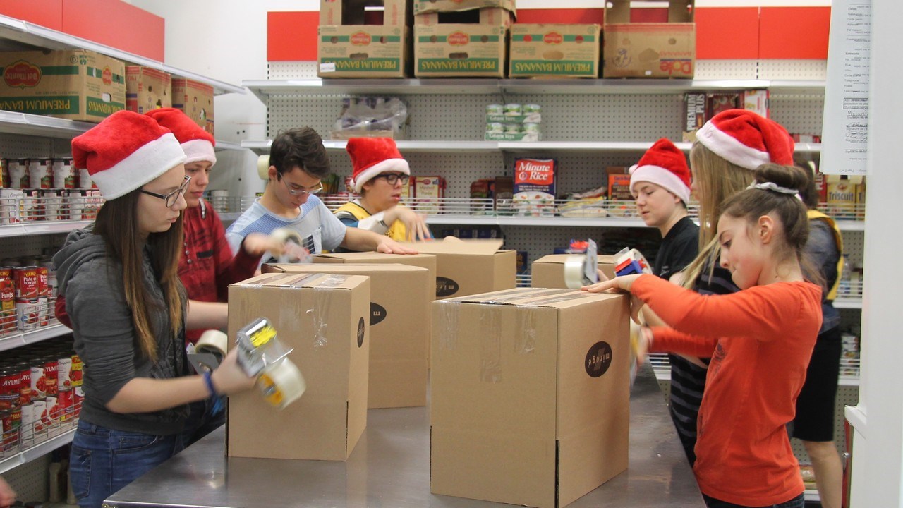 Confection de 2300 paniers de Noël par Moisson Beauce
