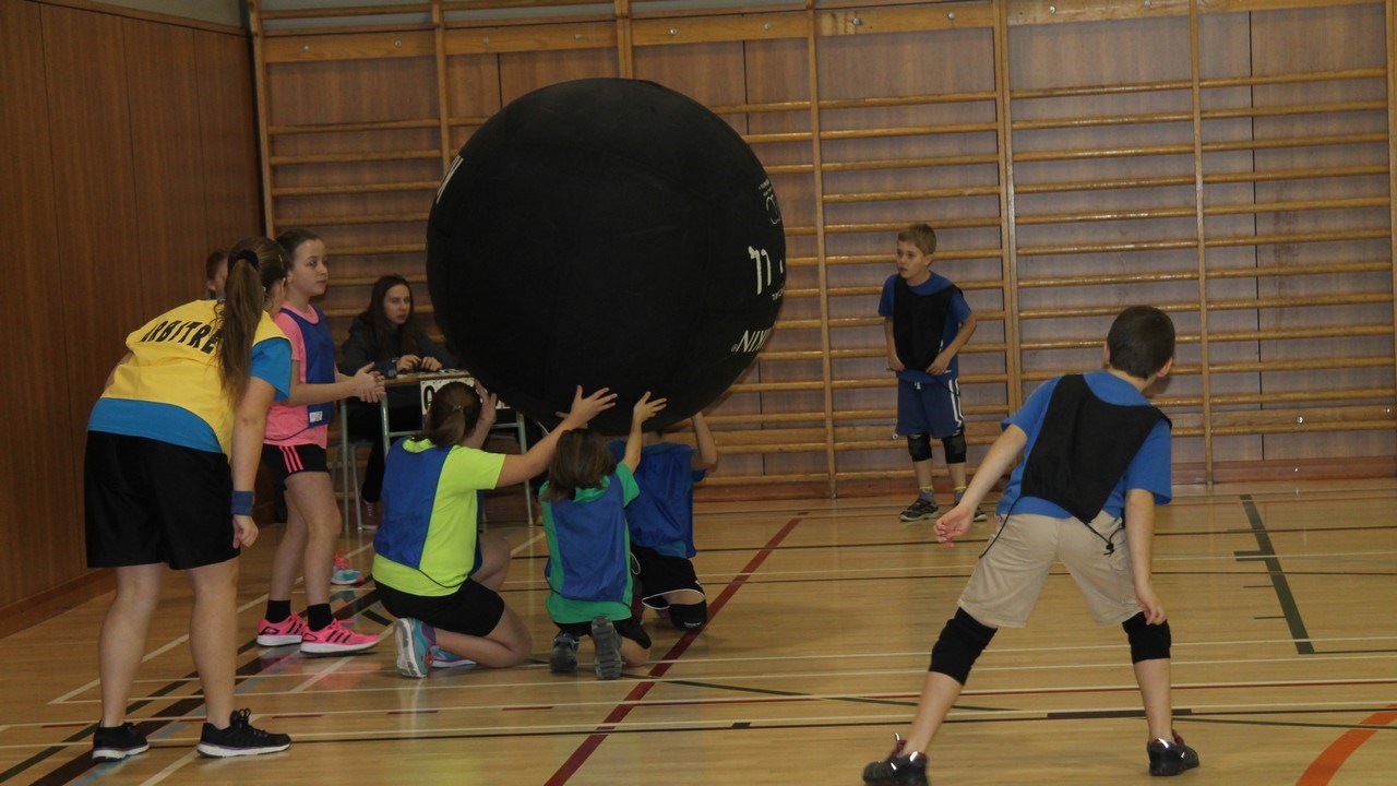 Près de 350 jeunes participent à un tournoi de kinball à Sainte-Marie