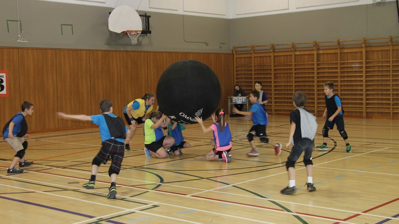 Près de 350 jeunes participent à un tournoi de kinball à Sainte-Marie