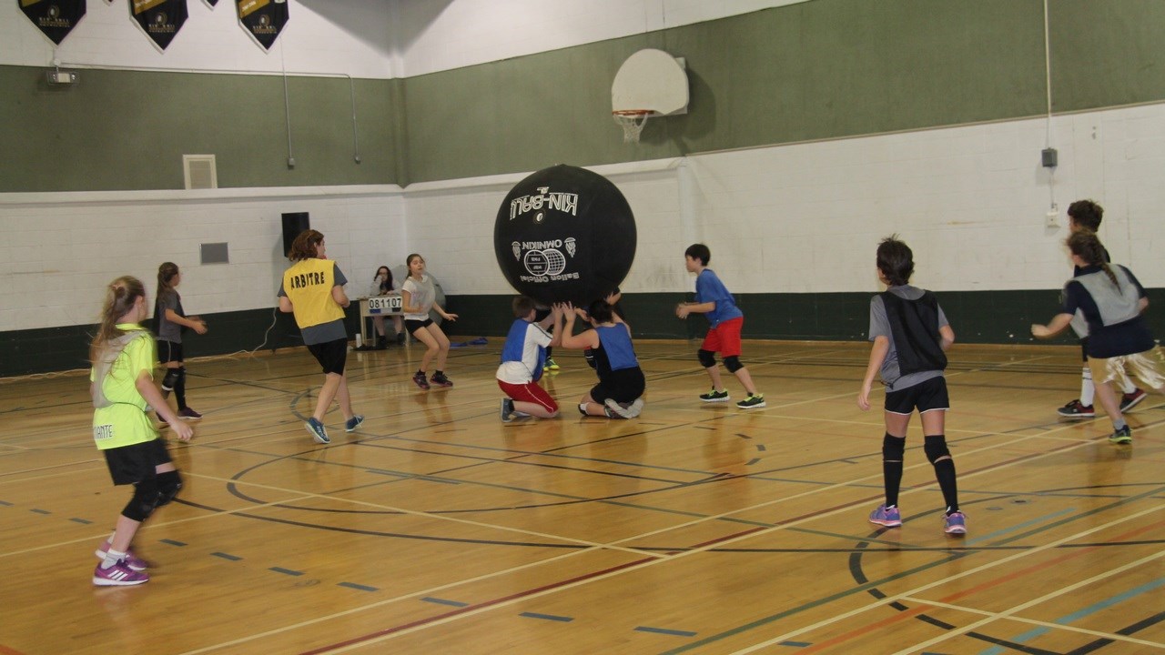 Près de 350 jeunes participent à un tournoi de kinball à Sainte-Marie