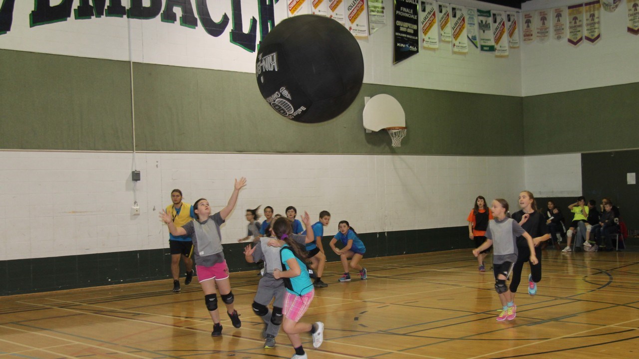 Près de 350 jeunes participent à un tournoi de kinball à Sainte-Marie