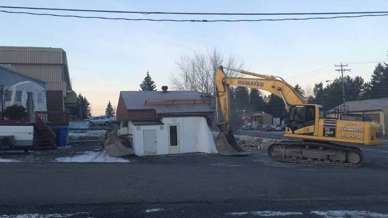 Dans cette capsule d’Hier à aujourd’hui, Normand DeLessard présente la démolition du bar Le Midinet qui était situé près de l'intersection de la 127e rue et de la 22e avenue à Saint-Georges.