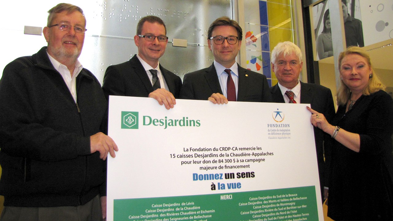 De gauche à droite : Gaston Caron, vice-président, Fondation du CRDP-CA; Patrick Simard, président-directeur général adjoint du Centre intégré de santé et de services sociaux de Chaudière-Appalaches; Marc Villeneuve, vice-président régional du Mouvement Desjardins; Michel Lapointe, président de la Fondation du CRDP-CA et Sylvie Corriveau, directrice générale de la Fondation du CRDP-CA. 