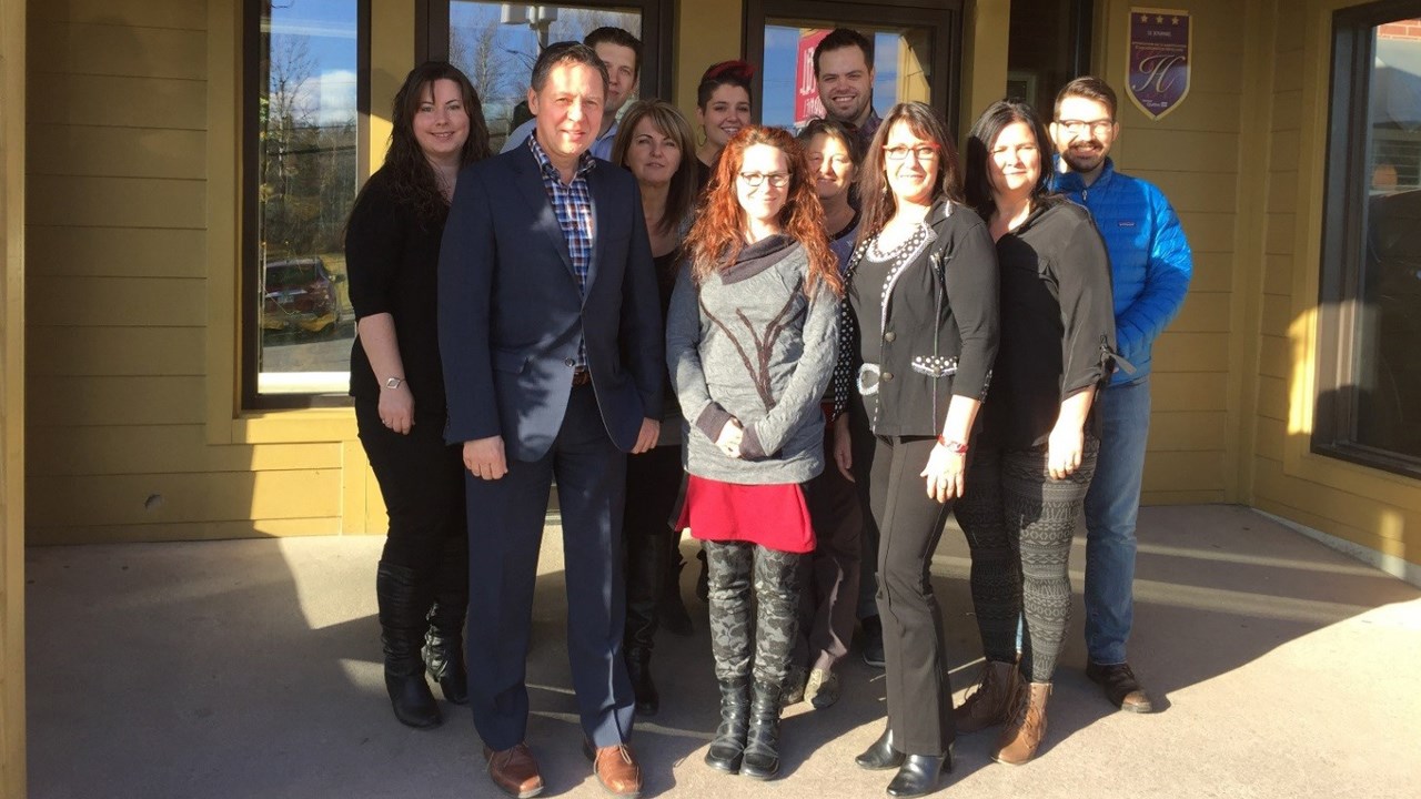 De gauche à droite, Véronique Gilbert de la Maison des jeunes Robert-Cliche, Daniel Chaîné du CLD Robert-Cliche, Éric Poulin du club Parentaide/camp les Étincelles, Carole Perreault du CPE Calou, Marie-Michèle Gagnon de la Ville de Beauceville, Mélanie Carle du CPE Calou, la mairesse de Saint-Jules Ghislaine Doyon, Andrée Roy du CPE Au jardin de Dominique ainsi que Sonya Mathieu et Olivier Duval du CISSS-CA secteur Beauce.