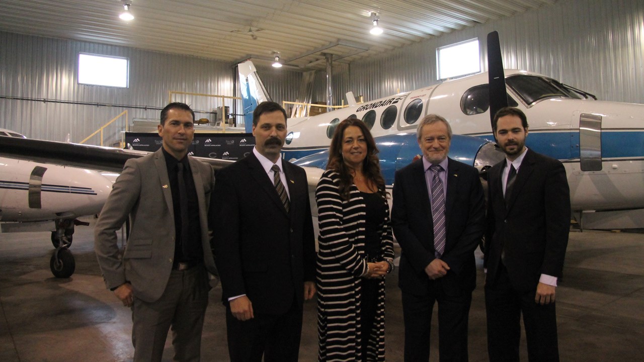 Les propriétaire de Grondair aviation, Enrico Lessard et Martin Nadeau, ainsi que la directrice de la formation continue, Caroline Bouchard, le directeur général, Mario Landry, et le président du conseil d'administration du Cégep Beauce-Appalaches, Pierre-Luc Rodrigue, ont annoncé le partenariat de cinq ans entre l'école de pilotage et le Cégep.