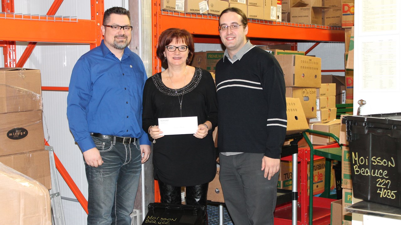 Michel Houde et Marc Boucher de Komutel, encadrent Mme Jacques.