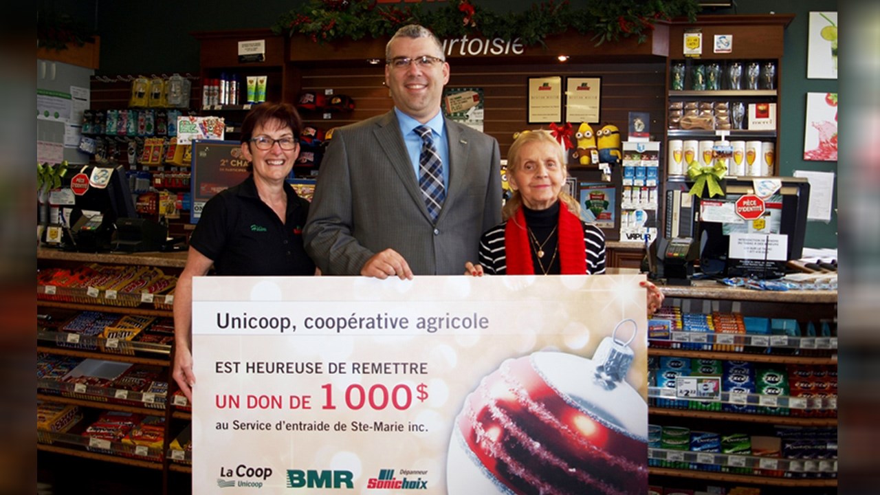 Hélène Nadeau, gérante du Dépanneur Sonichoix Ste-Marie, Cécile Grondin Gamache, présidente du Service d’entraide de Ste-Marie inc. et Frédéric Thibault, directeur principal de la division quincaillerie et pétrole d’Unicoop