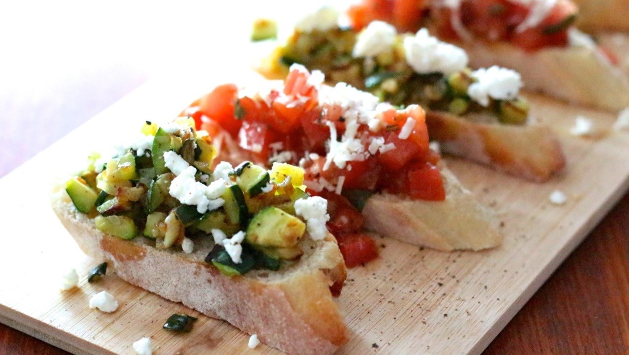 Bruschettas aux tomates et croûtons aux courgettes