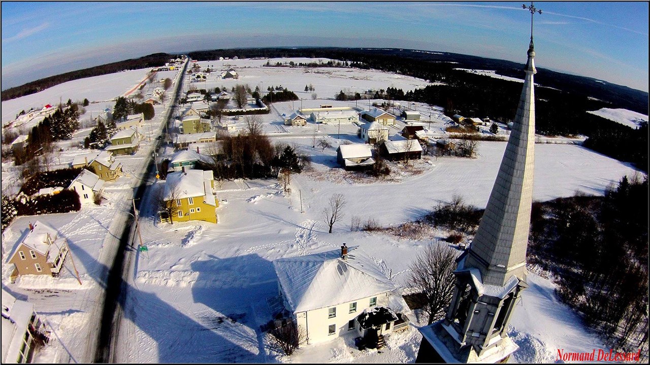 Normand DeLessard effectue la visite de l’église de Saint-Alfred