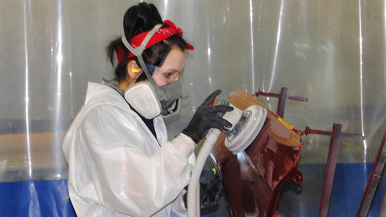 Kassandra Plante-Bilodeau, participante aux Olympiades de 2014 et au Mondial des métiers de 2015, dans la catégorie Peinture automobile.