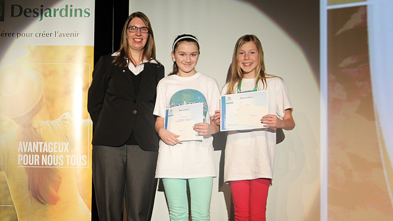 2e prix Challenge Desjardins : Arianne Morin et Leslie Roy de la polyvalente Saint-François pour leur projet « Croissance des bactéries ».