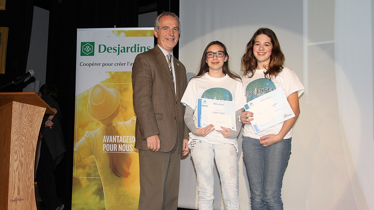 1er prix Challenge CSBE - 2e cycle : Naomie Jacques et Jordane Guillemette de la polyvalente Bélanger pour leur projet « Les illusionnistes amateurs ».