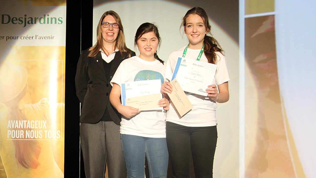 Prix Coup de cœur Desjardins (secondaire) : Virginie Paquet et Rose Cloutier de la polyvalente Saint-François pour leur projet « Mission Mars ».