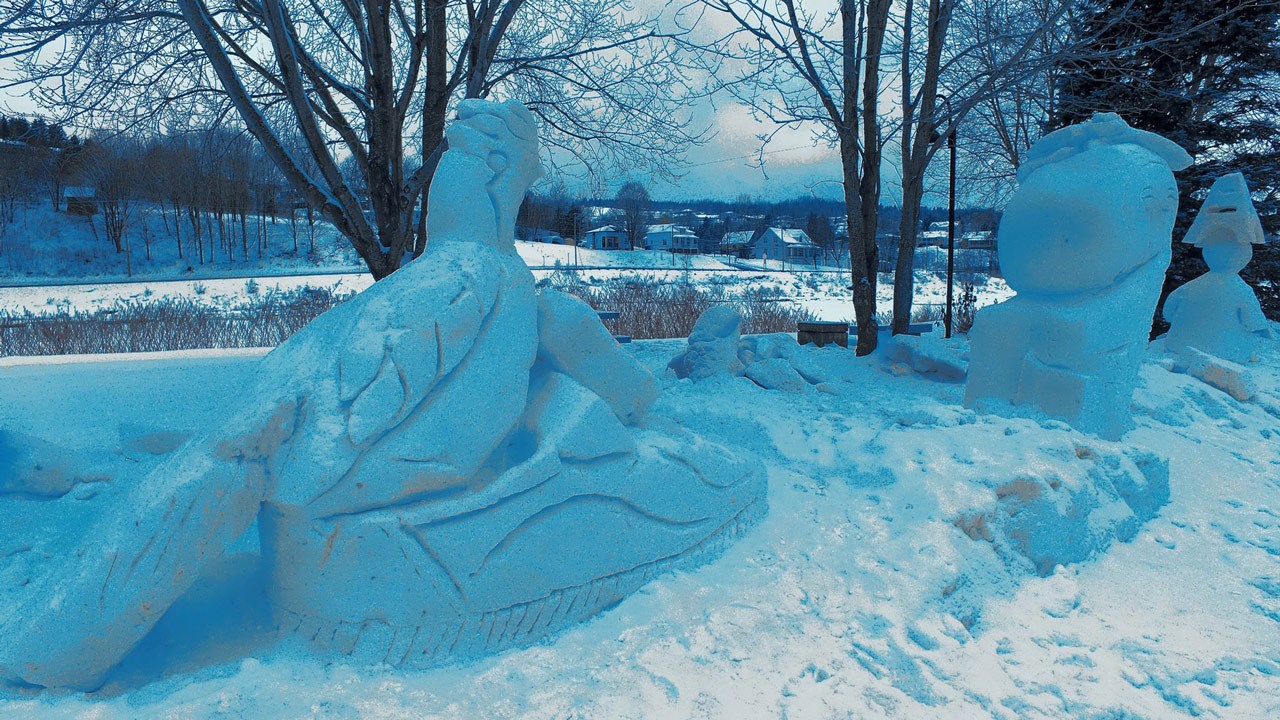 Normand DeLessard présente les sculptures sur neige de Beauceville