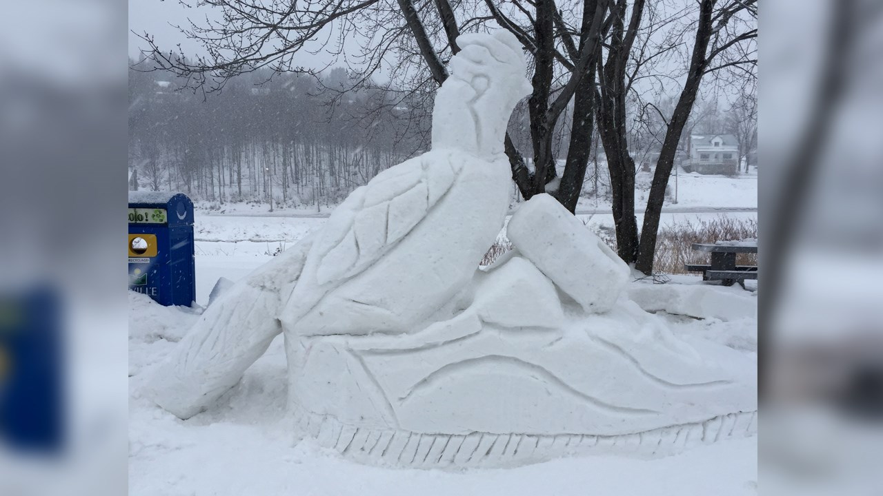 Second prix: sculpture d'un oiseau posé sur une espadrille avec la lettre « B » sur les lacets afin de commémorer les attentats du Marathon de Boston en 2013. L’œuvre a été réalisée par une équipe de l’École Jésus-Marie.