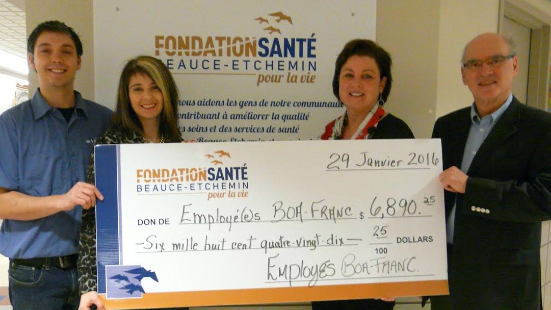 Jonathan Dubois, opérateur de séchoir, Vicky Loignon, Ressources Humaines, responsable paies, assurance collective remettaient le don à Manon Veilleux, présidente de la Fondation Santé Beauce-Etchemin et Marcel Blouin, administrateur à la Fondation Santé Beauce-Etchemin et responsable du programme Fonds employé(e)s.