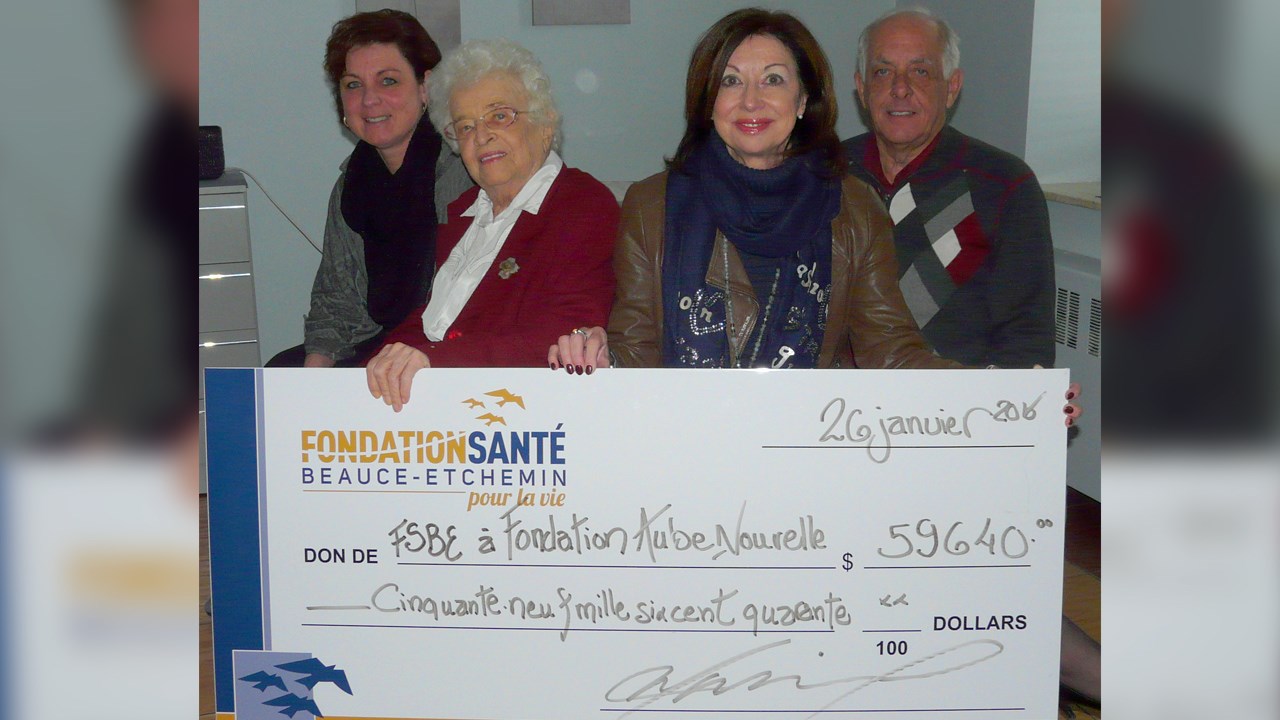De gauche à droite: Manon Veilleux, présidente de Fondation Santé Beauce-Etchemin; Gemma Tardif, une résidente; la directrice de la Fondation Aube Nouvelle,Sylvie Nolet et son président, Dr Denis Métivier.