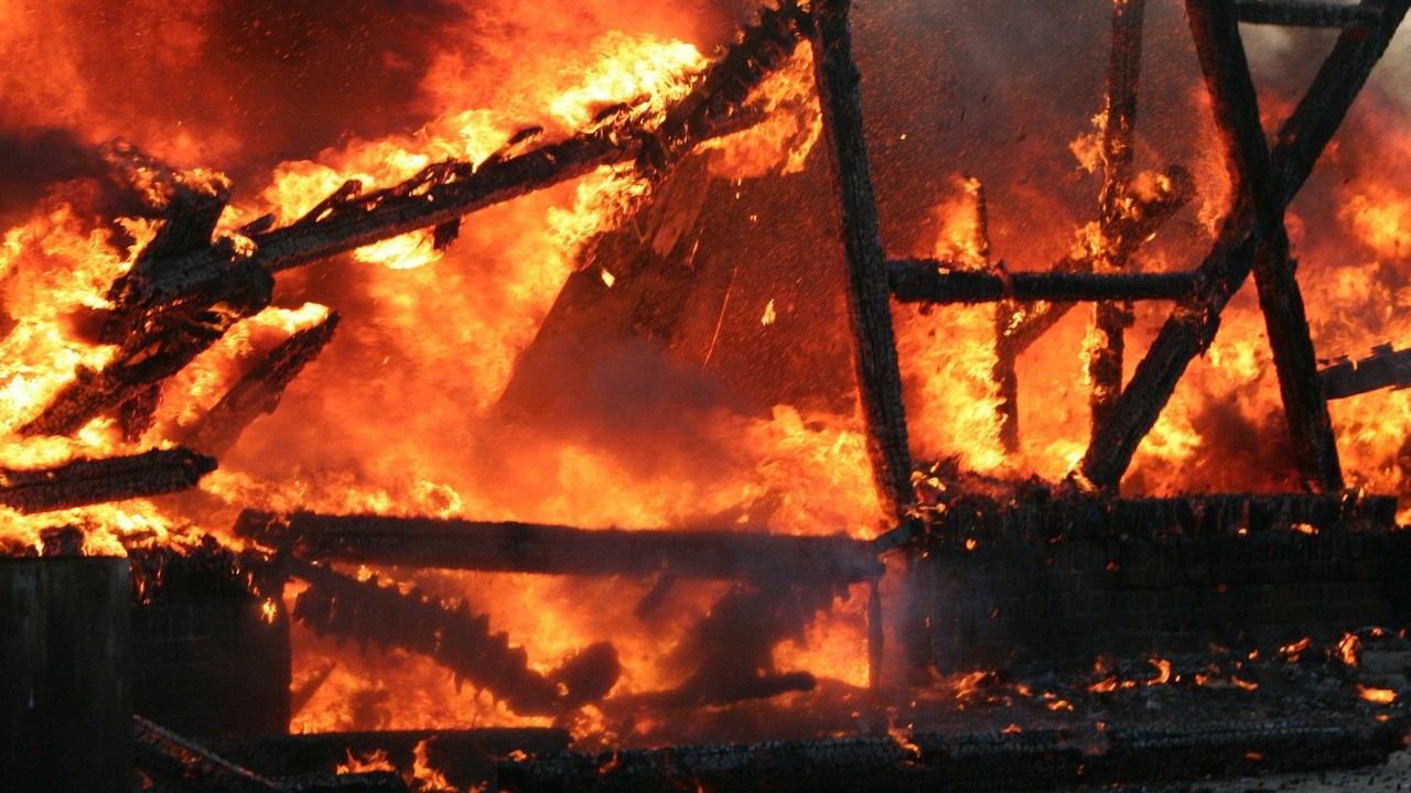 Un bâtiment agricole est la proie des flammes à Saint-Frédéric