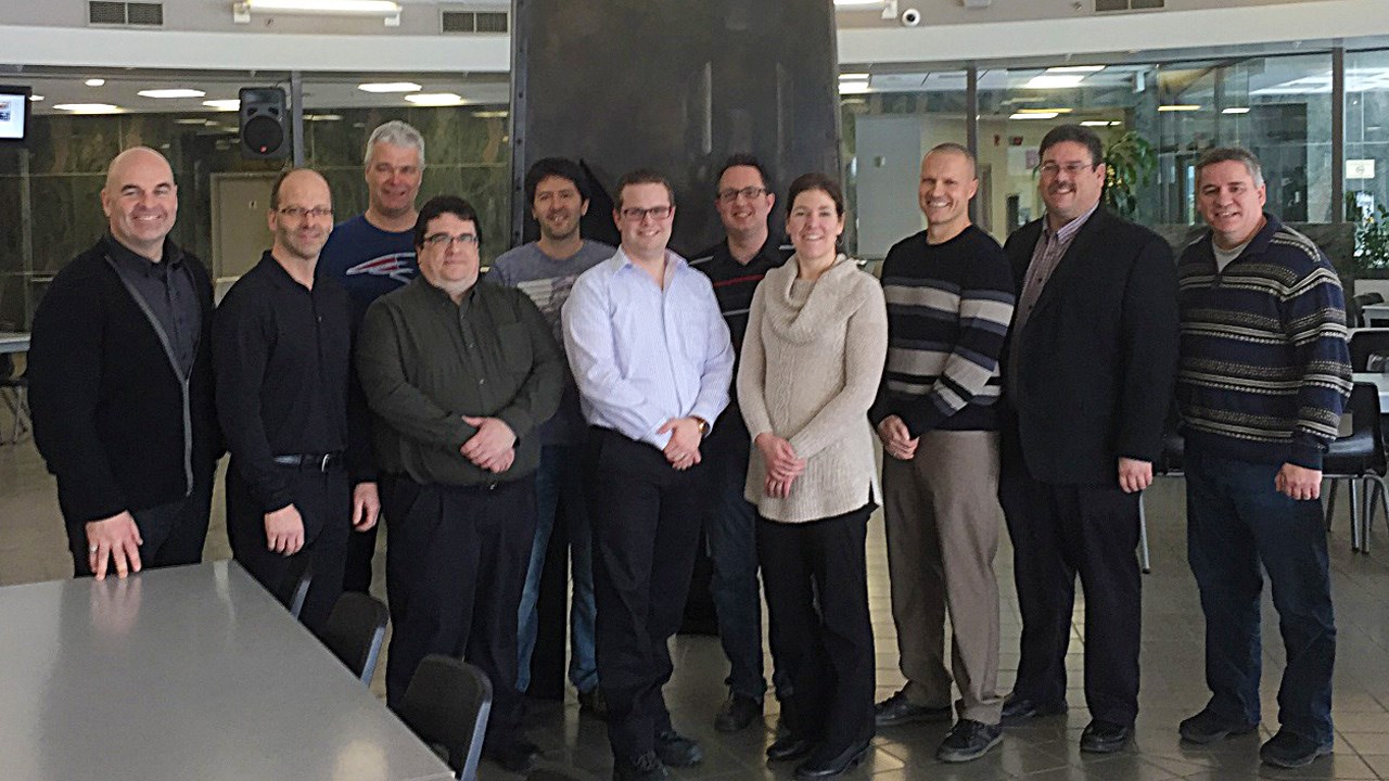 Dans l’ordre habituel : Stéphane Quirion, directeur du CIMIC, Yves Jacques, conseiller pédagogique au CIMIC, Georges Morisset, technicien en informatique, Fernand Brideau du CCNB, Guillaume Pomerleau, enseignant au CIMIC, Sylvain Boucher, du CCNB, Pierre Clavet du CCNB, Marie-France Bérubé, du CCNB, François Boutot, du CCNB, Alain Gauvin, du CCNB et Richard Hébert, enseignant responsable du département de dessin industriel.