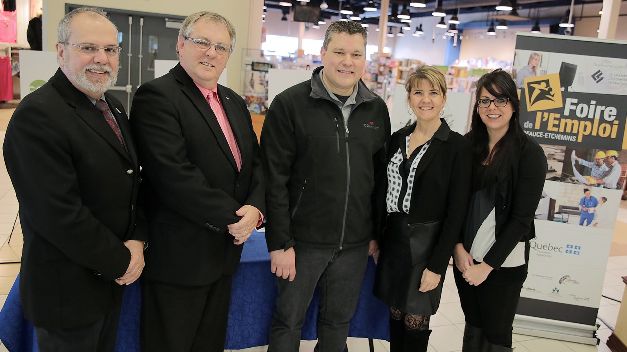 De gauche à droite: Claude Morin, maire de Saint-Georges; Benoît L'Heureux, directeur des CLE de la Beauce et Lac-Etchemin; Marc Lessard, directeur corporatif des ressources humaines chez Comact; Catherine Veilleux, présidente de la Chambre de commerce de Saint-Georges; Caroline Brassard, coordonnatrice aux communications et événements à la Chambre de commerce.