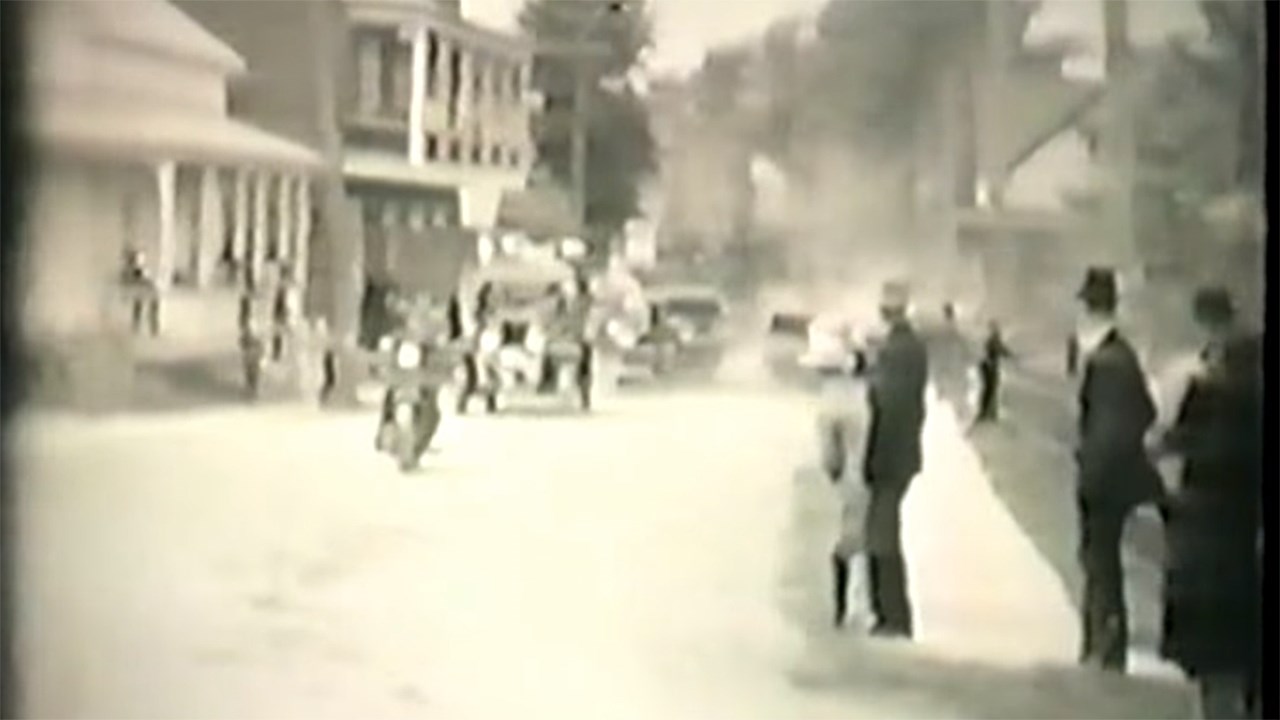 Normand DeLessard présente des images d’archives de Saint-Évariste