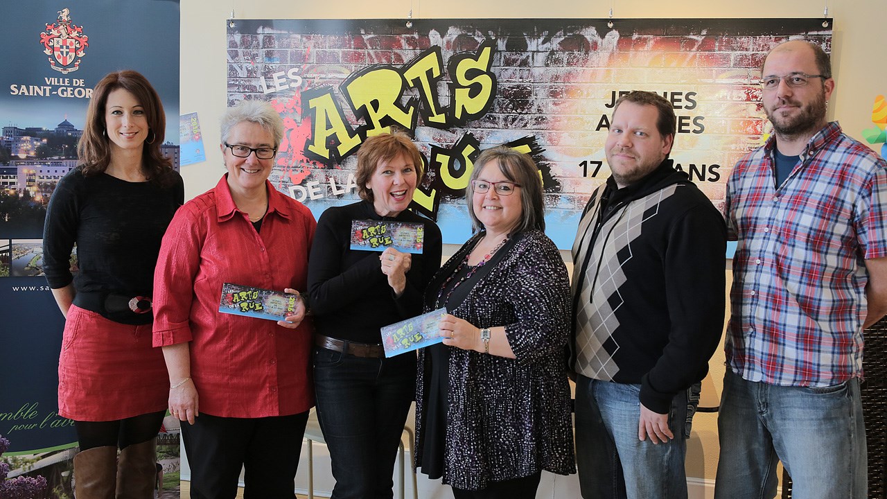 Le comité organisateur des Arts de la rue, de gauche à droite : Amélie Ferland, Carole Paquet, Solange Thibodeau, Caroline Veilleux, Éric Lessard et Christian Caron.