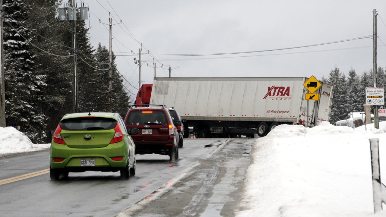 Les autorités sont sur place pour diriger la circulation au moment d'écrire ces lignes.