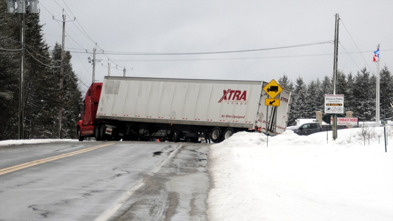 La sortie de route d'un semi-remorque ralentit la circulation sur la route 204