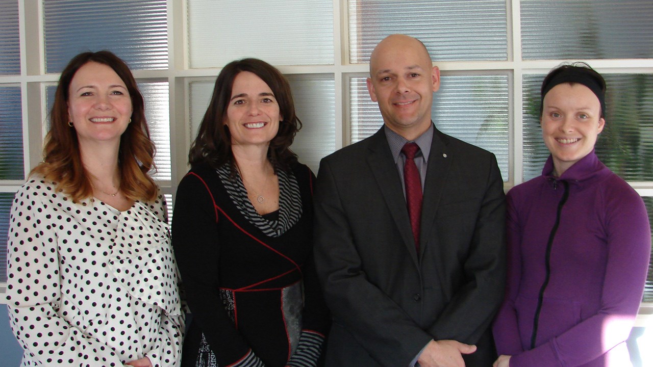 De gauche à droite: Cathy Fecteau, directrice du Bercail; Marie-Claude Bélanger, présidente d'honneur de la 8e édition du Souper au homard; Jean Poulin, administrateur au Bercail; ainsi que Rachelle Rodrigue, adjointe administrative au Bercail.