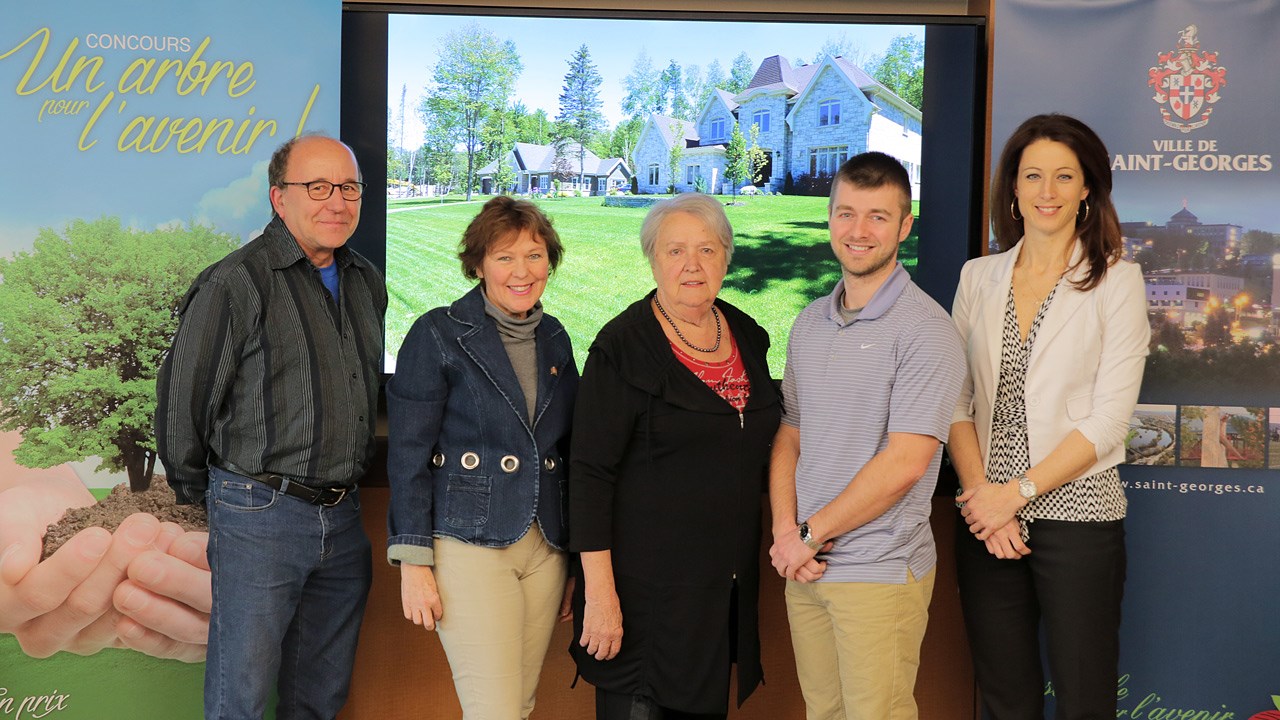 Le Comité d’embellissement de Ville de Saint-Georges invite la population à s'inscrire au concours « Un arbre pour l’avenir ». De gauche à droite: Alain Labelle (horticulteur), Solange Thibodeau, Irma Quirion, Bertrand Bergeron et Amélie Ferland.