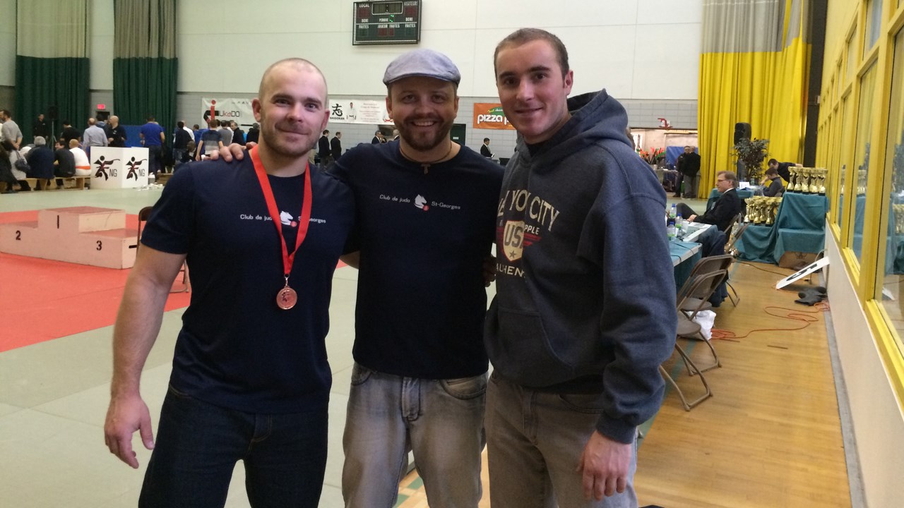 Les judokas Bruno Lapierre (à gauche) et Jean-Christophe Paccard (à droite) ont pris part à la Coupe de Montréal, accompagnés par leur entraîneur Martin Beaulieu.