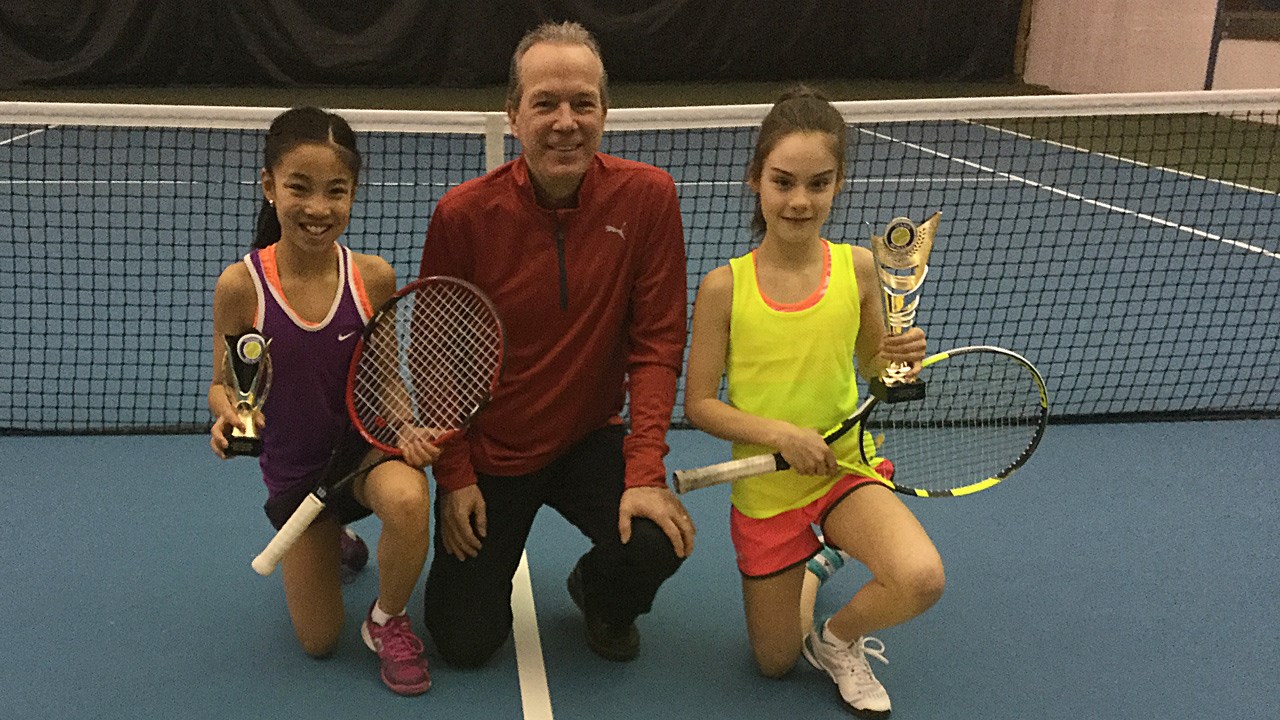 De gauche à droite : Rosalie Carrier-Dulac, Richard Dulac (Professionnel Tennis Beauce) et Justine Tremblay